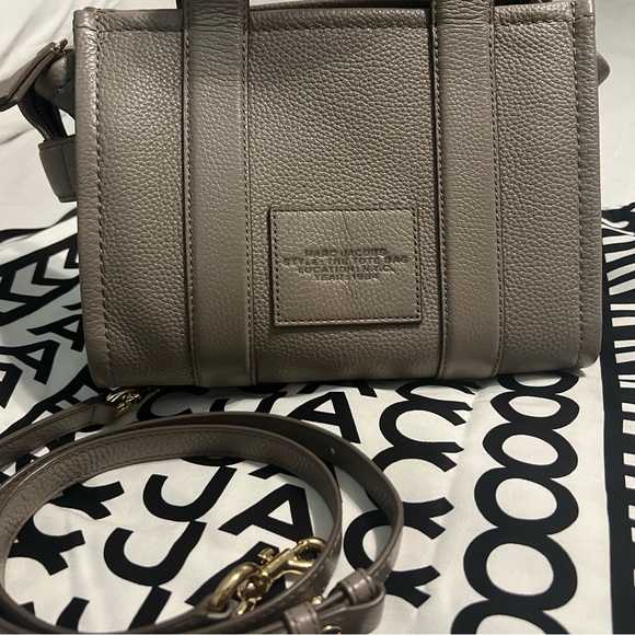 Marc Jacob’s like new THE LEATHER MINI TOTE BAG in cement color w/dust bag - Picture 6 of 9